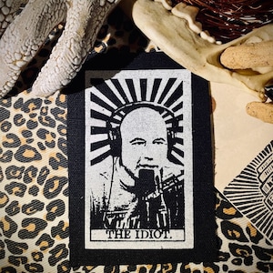 El Idiota, Joe Rogan, carta del tarot arcana maldita de gente terrible parche