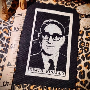 Henry Kissinger ; Mort, enfin, carte de tarot. fait partie du terrible jeu de tarot humain. le criminel de guerre est enfin mort !  écusson punk de gauche.