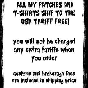Peut inclure: Fond blanc avec texte noir : &laquo;&nbsp;TOUS MES PATCHS ET T-SHIRTS SONT EXP&Eacute;DI&Eacute;S AUX &Eacute;TATS-UNIS SANS DROITS DE DOUANE&nbsp;!&nbsp;&raquo; Le texte suppl&eacute;mentaire indique &laquo;&nbsp;vous ne serez pas factur&eacute; de droits suppl&eacute;mentaires lorsque vous commandez&nbsp;&raquo; et &laquo;&nbsp;les frais de douane et de courtage sont inclus dans le prix d'exp&eacute;dition&nbsp;&raquo;.