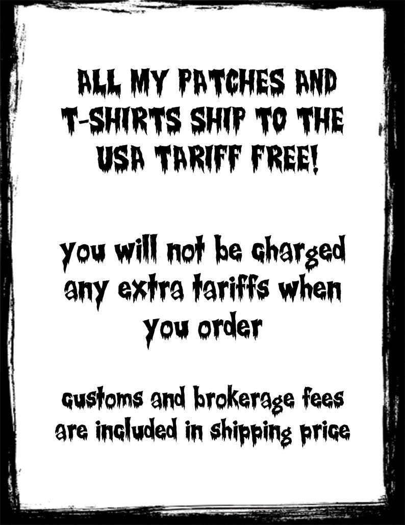 Peut inclure: Fond blanc avec texte noir : &laquo;&nbsp;TOUS MES PATCHS ET T-SHIRTS SONT EXP&Eacute;DI&Eacute;S AUX &Eacute;TATS-UNIS SANS DROITS DE DOUANE&nbsp;!&nbsp;&raquo; Le texte suppl&eacute;mentaire indique &laquo;&nbsp;vous ne serez pas factur&eacute; de droits suppl&eacute;mentaires lorsque vous commandez&nbsp;&raquo; et &laquo;&nbsp;les frais de douane et de courtage sont inclus dans le prix d'exp&eacute;dition&nbsp;&raquo;.