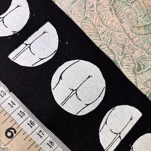 De fasen van de volle maan worden op een punkpatch genaaid, maar het heeft een kont!