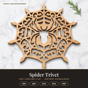 Könnte beinhalten: Ein hellbrauner Holzuntersetzer mit einem komplizierten, lasergeschnittenen Spinnennetz-Design und einem zentralen Spinnenmotiv. Der Text RUSTIC LOON WOODWORKS, Spider Trivet, CNC CARVING FILE, INSTANT DOWNLOAD, CRV, DXF, SVG, EPS, PDF ist sichtbar.