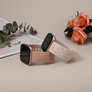 2 Pack Fitbit Versa 2 Band/Versa Lite/Versa Uhrenarmbänder für Frauen Floral Graviert Weiches Silikon Dressy Embossed Flower Strap für Versa 2 Starlight+Nude