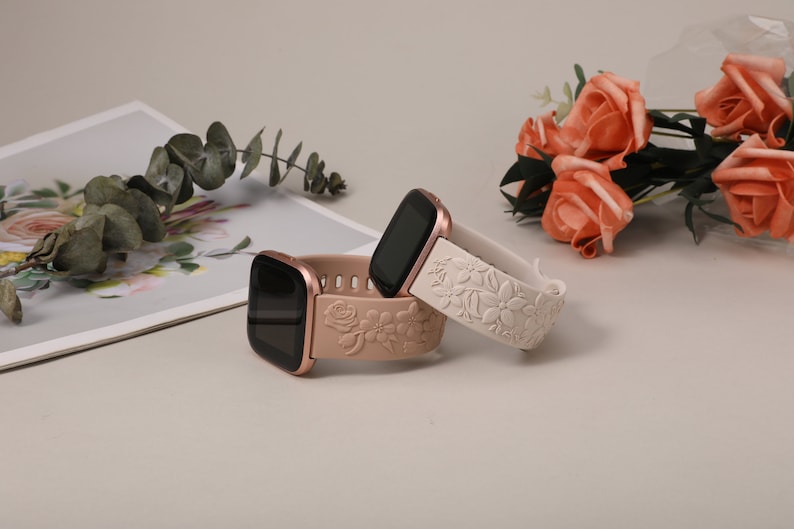2 Pack Fitbit Versa 2 Band/Versa Lite/Versa Uhrenarmbänder für Frauen Floral Graviert Weiches Silikon Dressy Embossed Flower Strap für Versa 2 Starlight+Nude