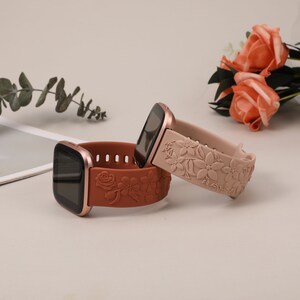 2 Pack Fitbit Versa 2 Band/Versa Lite/Versa Uhrenarmbänder für Frauen Floral Graviert Weiches Silikon Dressy Embossed Flower Strap für Versa 2 Nude+Brown