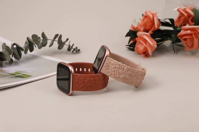 2 Pack Fitbit Versa 2 Band/Versa Lite/Versa Uhrenarmbänder für Frauen Floral Graviert Weiches Silikon Dressy Embossed Flower Strap für Versa 2 Nude+Brown