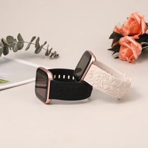 2 Pack Fitbit Versa 2 Band/Versa Lite/Versa Uhrenarmbänder für Frauen Floral Graviert Weiches Silikon Dressy Embossed Flower Strap für Versa 2 Starlight+Black