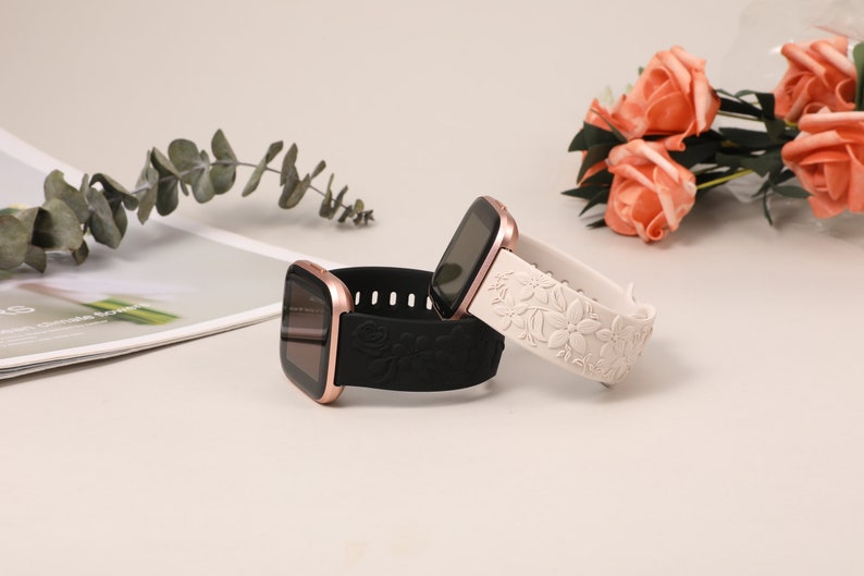 2 Pack Fitbit Versa 2 Band/Versa Lite/Versa Uhrenarmbänder für Frauen Floral Graviert Weiches Silikon Dressy Embossed Flower Strap für Versa 2 Starlight+Black
