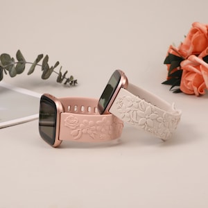 2 Pack Fitbit Versa 2 Band/Versa Lite/Versa Uhrenarmbänder für Frauen Floral Graviert Weiches Silikon Dressy Embossed Flower Strap für Versa 2 Starlight+Pink