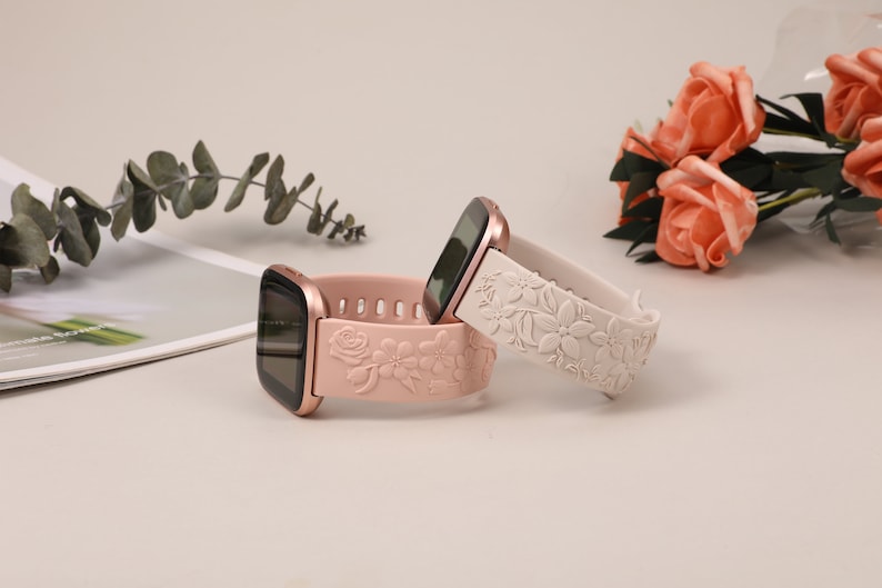 2 Pack Fitbit Versa 2 Band/Versa Lite/Versa Uhrenarmbänder für Frauen Floral Graviert Weiches Silikon Dressy Embossed Flower Strap für Versa 2 Starlight+Pink