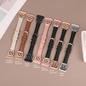 Puede incluir: Ocho correas de reloj de cuero de diferentes colores con cierres de metal de oro rosa, plata y negro. Las correas son todas del mismo estilo con un dise&ntilde;o tejido. Las correas est&aacute;n etiquetadas con sus colores y acabados met&aacute;licos.