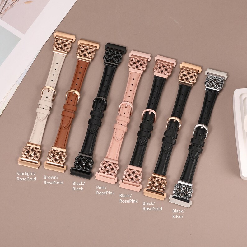 Puede incluir: Ocho correas de reloj de cuero de diferentes colores con cierres de metal de oro rosa, plata y negro. Las correas son todas del mismo estilo con un dise&ntilde;o tejido. Las correas est&aacute;n etiquetadas con sus colores y acabados met&aacute;licos.