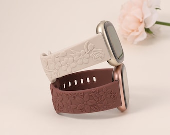 2-pack graverat blommigt armband för Fitbit Versa 4 Band /Versa 3 Band / Fitbit Sense 2 / Sense Band Dam, sött präglat silikon sportarmband