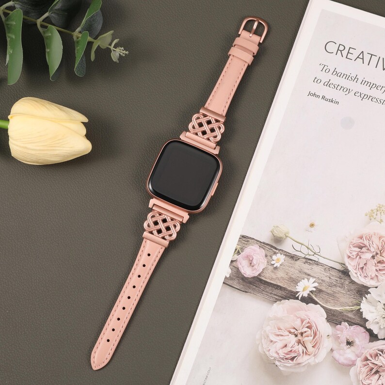 Puede incluir: Una correa de reloj de oro rosa con un dise&ntilde;o tejido. La correa es de cuero y tiene una hebilla de oro rosa. La correa de reloj es compatible con Apple Watch.