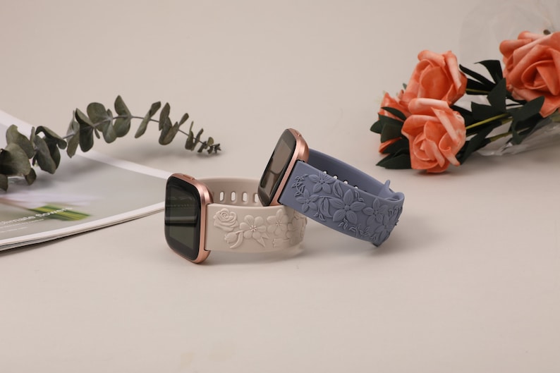 2 Pack Fitbit Versa 2 Band/Versa Lite/Versa Uhrenarmbänder für Frauen Floral Graviert Weiches Silikon Dressy Embossed Flower Strap für Versa 2 Bild 1