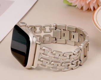 Puede incluir: Una pulsera de reloj de metal plateado con un diseño de eslabones de cadena. La pulsera es compatible con Apple Watch.