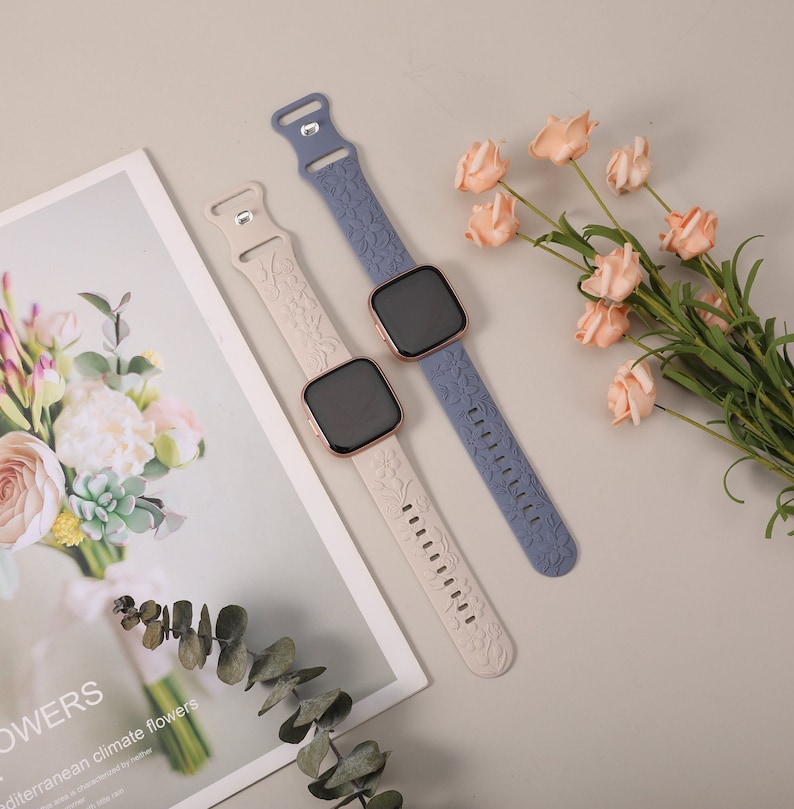 2 Pack Fitbit Versa 2 Band/Versa Lite/Versa Uhrenarmbänder für Frauen Floral Graviert Weiches Silikon Dressy Embossed Flower Strap für Versa 2 Bild 4