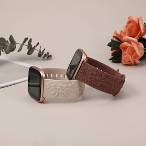 2 Pack Fitbit Versa 2 Band/Versa Lite/Versa Uhrenarmbänder für Frauen Floral Graviert Weiches Silikon Dressy Embossed Flower Strap für Versa 2 SmokeViol+Starlight