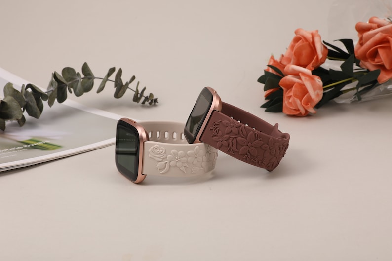 2 Pack Fitbit Versa 2 Band/Versa Lite/Versa Uhrenarmbänder für Frauen Floral Graviert Weiches Silikon Dressy Embossed Flower Strap für Versa 2 SmokeViol+Starlight