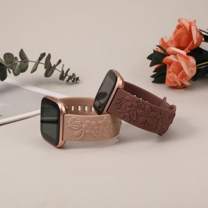 2 Pack Fitbit Versa 2 Band/Versa Lite/Versa Uhrenarmbänder für Frauen Floral Graviert Weiches Silikon Dressy Embossed Flower Strap für Versa 2 SmokeViolet+Nude
