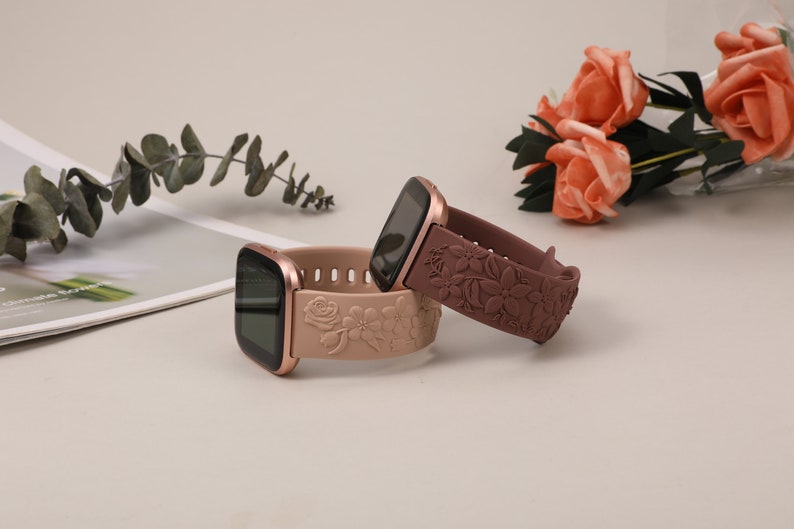 2 Pack Fitbit Versa 2 Band/Versa Lite/Versa Uhrenarmbänder für Frauen Floral Graviert Weiches Silikon Dressy Embossed Flower Strap für Versa 2 SmokeViolet+Nude