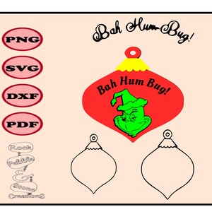 Puede incluir: Un adorno navideño rojo y verde con el texto "Bah Hum Bug!" y un personaje de dibujos animados del Grinch. El adorno es un archivo de descarga digital disponible en los formatos PNG, SVG, DXF y PDF.