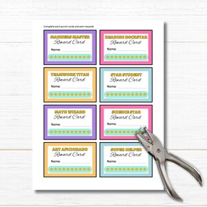 Pu&ograve; includere: Carte di ricompensa stampabili per bambini con sfondi colorati e stelle dorate. Le carte presentano titoli come "Maestro delle buone maniere", "Rockstar della lettura", "Titano del lavoro di squadra", "Studente stella", "Mago della matematica", "Stella della scienza", "Aficionado dell'arte" e "Super aiutante".