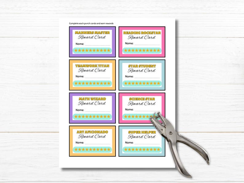 Pu&ograve; includere: Carte di ricompensa stampabili per bambini con sfondi colorati e stelle dorate. Le carte presentano titoli come "Maestro delle buone maniere", "Rockstar della lettura", "Titano del lavoro di squadra", "Studente stella", "Mago della matematica", "Stella della scienza", "Aficionado dell'arte" e "Super aiutante".