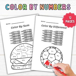 Puede incluir: Dos páginas para colorear en blanco y negro con el título "Color By Sum" y "Color By Difference". La primera página presenta una hamburguesa con problemas de matemáticas en cada sección. La segunda página presenta un balón de fútbol con problemas de matemáticas en cada sección. Las páginas son parte de un conjunto de 12 páginas.