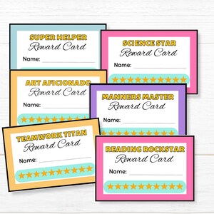 Pu&ograve; includere: Sei carte di ricompensa stampabili con sfondi colorati e testo dorato. Le carte hanno titoli come "Super Helper", "Science Star", "Art Aficionado", "Teamwork Titan", "Manners Master" e "Reading Rockstar". Ogni carta ha uno spazio per un nome e una fila di stelle per la valutazione.