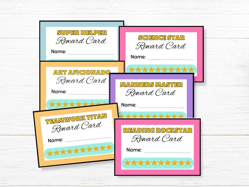 Pu&ograve; includere: Sei carte di ricompensa stampabili con sfondi colorati e testo dorato. Le carte hanno titoli come "Super Helper", "Science Star", "Art Aficionado", "Teamwork Titan", "Manners Master" e "Reading Rockstar". Ogni carta ha uno spazio per un nome e una fila di stelle per la valutazione.