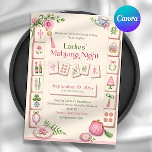 Pode incluir: Um cartão de convite retangular para uma noite de Mahjong com uma borda de peças de mahjong ilustradas, flores cor-de-rosa e gráficos relacionados com chá. O texto inclui detalhes do evento, data, hora, local e informações de RSVP.