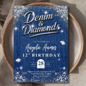 Puede incluir: Una invitaci&oacute;n azul con textura de mezclilla y detalles de purpurina plateada. El texto dice "Denim & Diamonds" y anuncia el 12&ordm; cumplea&ntilde;os de Angela Aames. Incluye fecha, hora e informaci&oacute;n de RSVP. La invitaci&oacute;n est&aacute; en un cuenco decorativo.