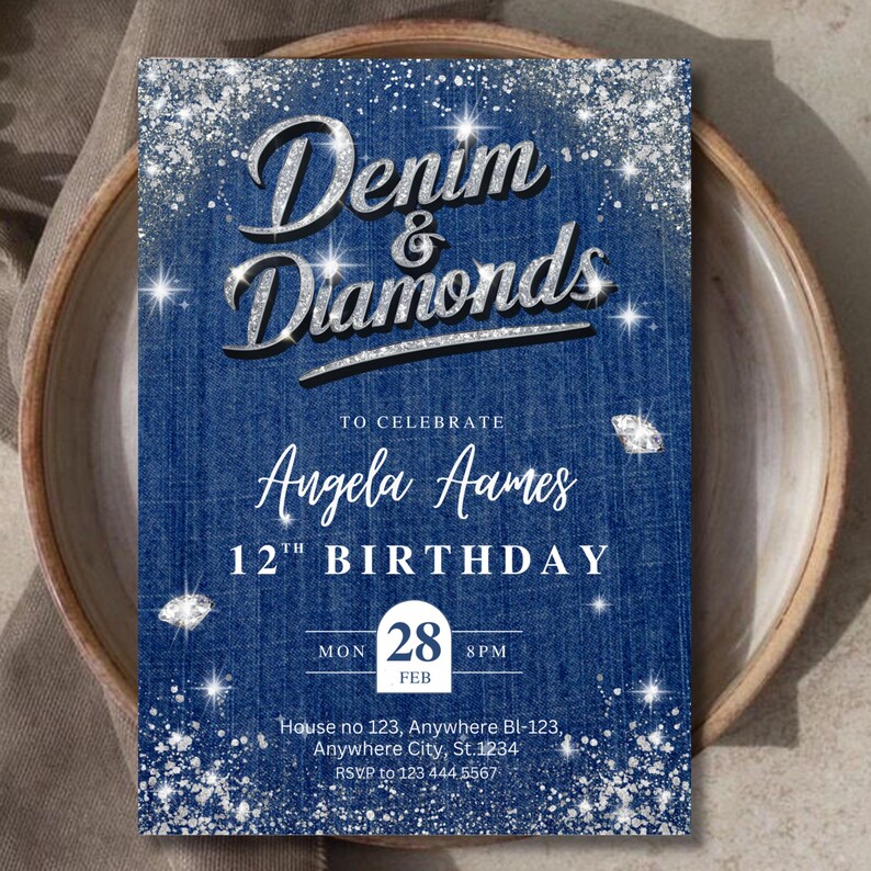 Puede incluir: Una invitaci&oacute;n azul con textura de mezclilla y detalles de purpurina plateada. El texto dice "Denim & Diamonds" y anuncia el 12&ordm; cumplea&ntilde;os de Angela Aames. Incluye fecha, hora e informaci&oacute;n de RSVP. La invitaci&oacute;n est&aacute; en un cuenco decorativo.