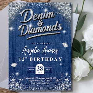 Puede incluir: Una invitaci&oacute;n de cumplea&ntilde;os con textura de mezclilla azul y detalles de purpurina plateada. El texto dice "Denim & Diamonds" y "12&ordm; Cumplea&ntilde;os de Angela Aames". Detalles adicionales incluyen la fecha, hora e informaci&oacute;n de RSVP.