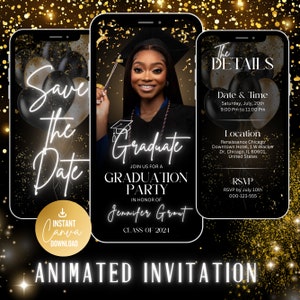Puede incluir: Una invitación animada de fiesta de graduación negra y dorada con una foto de un graduado con toga y birrete. El texto dice "Save the Date" y "Graduate" con el nombre del graduado y el año de su clase. La invitación incluye detalles sobre la fecha, la hora, el lugar y la información de RSVP.