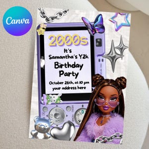 Può includere: Un invito per una festa di compleanno a tema Y2K con un design di fotocamera digitale viola. L'invito include il testo "2000s", "Samantha's Y2k Birthday Party", e la data e l'ora. Elementi decorativi: bambola, farfalla e stella.