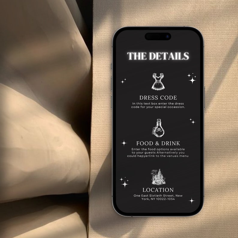 Puede incluir: Una pantalla de tel&eacute;fono inteligente negra que muestra una superposici&oacute;n de texto blanco con el t&iacute;tulo "THE DETAILS". El texto incluye los encabezados "DRESS CODE", "FOOD & DRINK" y "LOCATION" con iconos y detalles correspondientes.