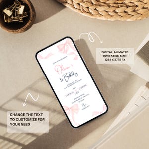 K&ouml;nnte beinhalten: Ein Smartphone zeigt eine digitale Geburtstagseinladung mit rosa Schleifenakzenten und Text. Die Einladung lautet "Olivias 1. Geburtstag" mit Veranstaltungsdetails. Das Bild enth&auml;lt auch den Text "&Auml;ndern Sie den Text, um ihn an Ihre Bed&uuml;rfnisse anzupassen."