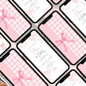 K&ouml;nnte beinhalten: Mehrere Smartphones zeigen ein rosa-wei&szlig;es Vichy-Muster mit einem Aquarell-Bogen und dem Text "Olivia's 1st Birthday". Die Einladungen enthalten Eventdetails.