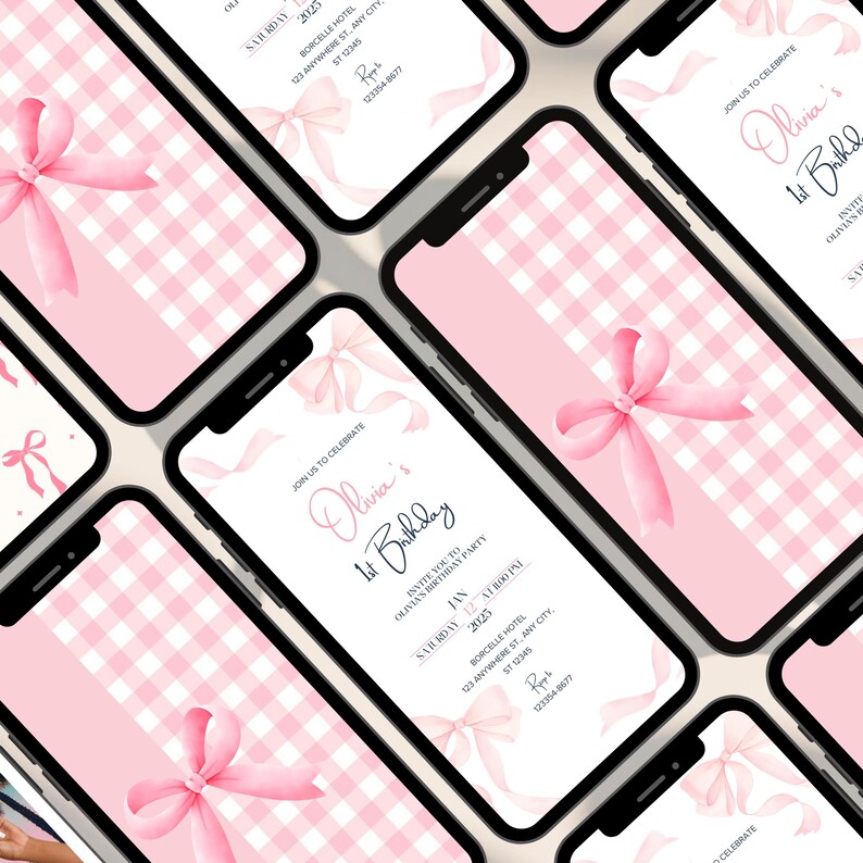 K&ouml;nnte beinhalten: Mehrere Smartphones zeigen ein rosa-wei&szlig;es Vichy-Muster mit einem Aquarell-Bogen und dem Text "Olivia's 1st Birthday". Die Einladungen enthalten Eventdetails.