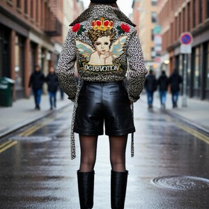 Giacca con stampa leopardata riciclata | Giacca camicia DG taglia S | 36 - Corona d'angelo Regina Rose 3D - Dichiarazione di devozione DEVOLUTION - Stampa leopardata unica - Cintura corta