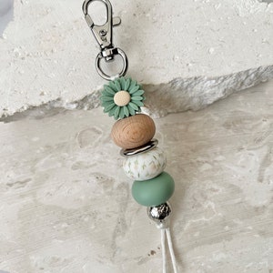 Sage Daisy keychain | Keys accessories | Silicone beaded keychain | Accessories for women