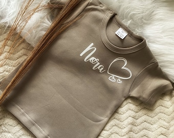 Camiseta con nombre de bebé y niño + corazones