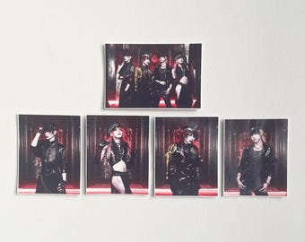 Könnte beinhalten: Ein Aufkleber-Set mit Bildern einer Band in dunkler Kleidung. Der Text "JILUKA STICKER SET!" ist oben rot. Der Instagram-Handle des Shops, @MOCHIBAOSHOP, befindet sich unten im Bild.