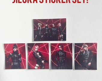 Könnte beinhalten: Satz mit fünf Aufklebern mit einer Band namens "JILUKA". Die Aufkleber sind auf weißem Papier mit einem roten und weißen geometrischen Muster gedruckt. Die Bandmitglieder tragen schwarze Kleidung und sind in verschiedenen Posen abgebildet. Die Aufkleber eignen sich perfekt zum Dekorieren von Laptops, Wasserflaschen und anderen persönlichen Gegenständen.