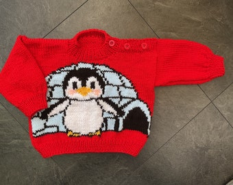 Handgebreide babytrui in Rood met Penguin & Iglo. 1-2 jaar.