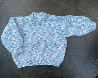 Hand gestrickter Baby Pullover in Blautönen und Weiß. 1-2 Jahre.