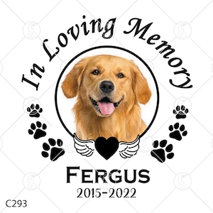 Könnte beinhalten: Ein Gedenkdesign mit dem Porträt eines Golden Retrievers in einem schwarzen Kreis, umgeben von Pfotenabdrücken und dem Text "In Loving Memory". Darunter sind der Name "Fergus" und die Jahre "2015-2022" abgebildet.