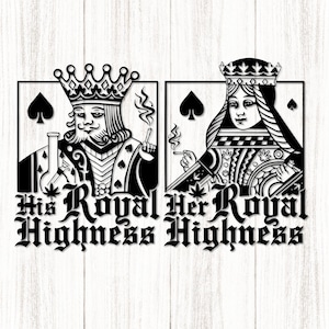 Puede incluir: Ilustración en blanco y negro de dos cartas de juego, un rey y una reina, cada una con una corona y un símbolo de picas. El rey sostiene una pipa y la reina un cigarrillo. El texto dice "His Royal Highness" y "Her Royal Highness".